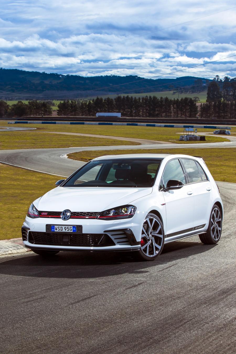  Volkswagen Golf GTi 40 Years Edition 2016 года  (фото 11 из 21)